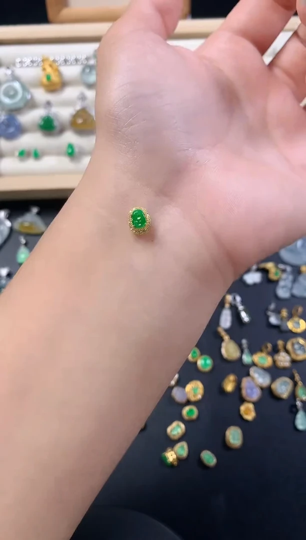 颈饰18K金镶嵌翡翠绿如意