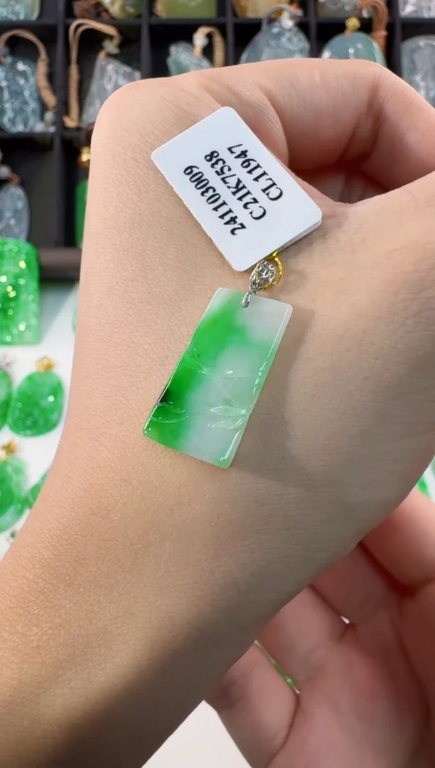 颈饰18K金镶嵌翡翠缅甸A货翡翠