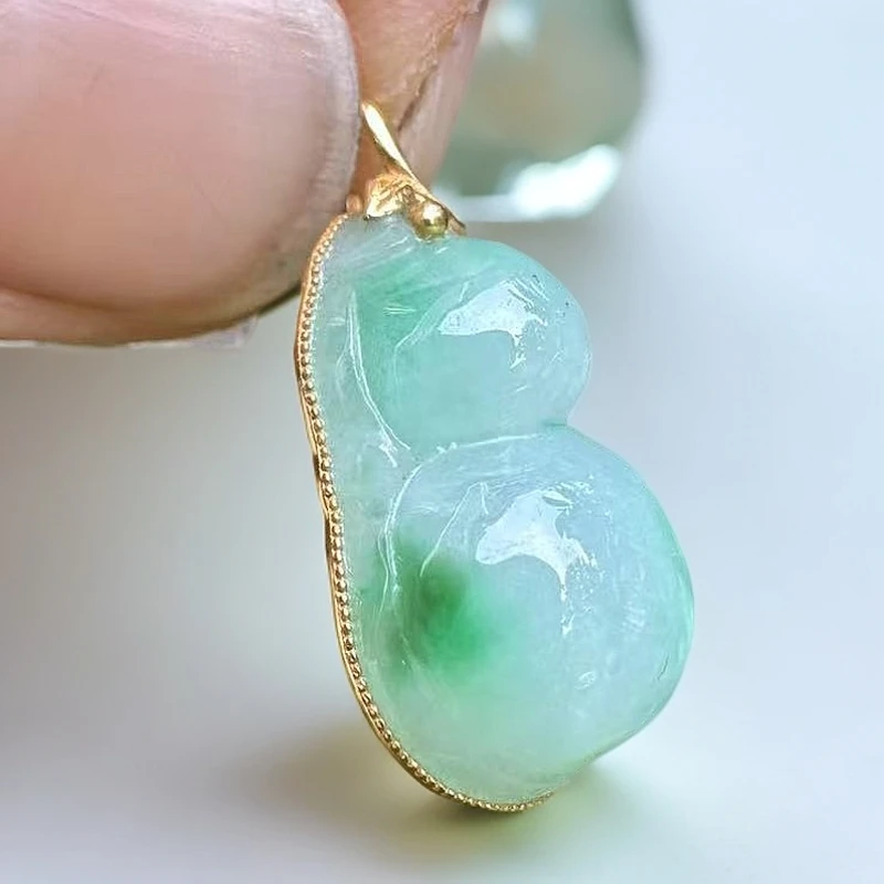 A货翡翠冰种绿飘花饱满福豆18k金镶嵌