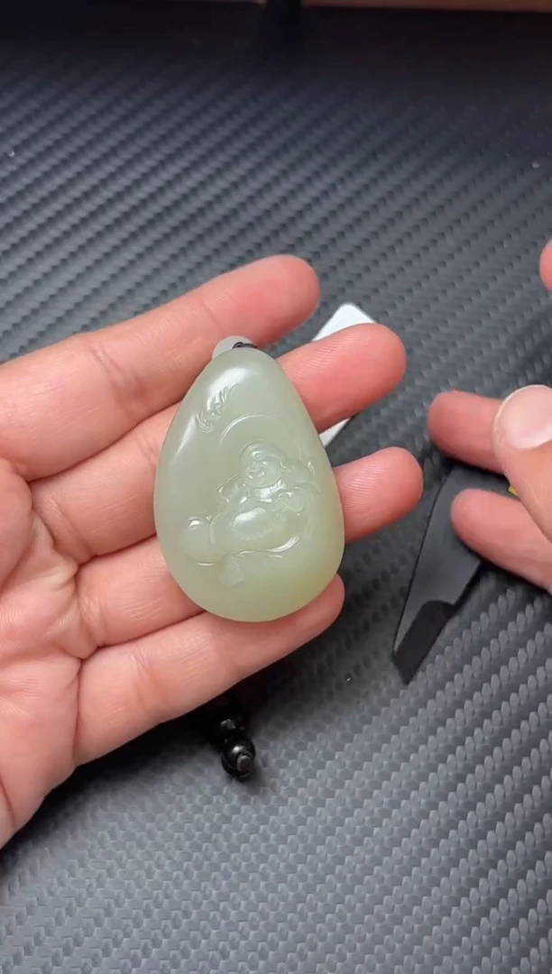 吊坠(赠链)未镶嵌和田玉且末微色差迪克兰一细吊坠S