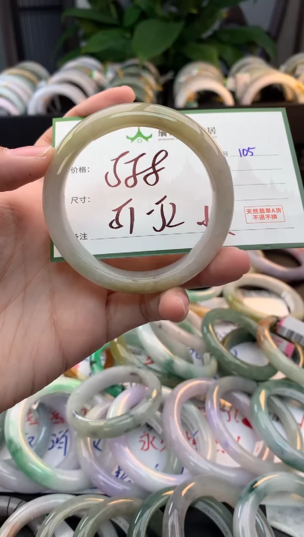 未镶嵌定制翡翠毛货需精细抛光+多人