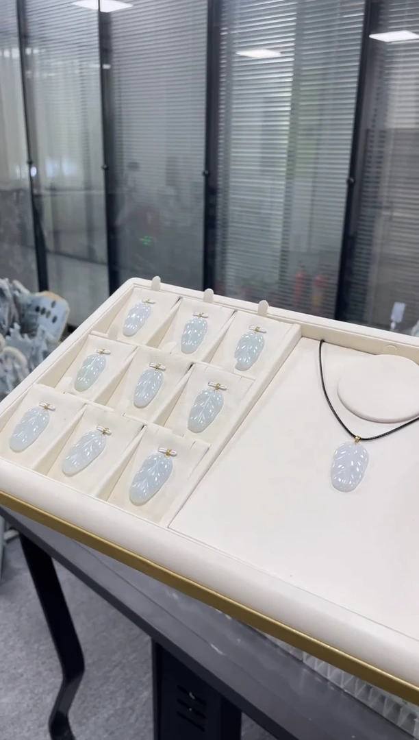 颈饰18K金镶嵌翡翠50059叶子多样性发1件