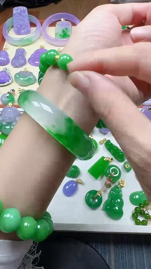 颈饰未镶嵌翡翠飘花手镯