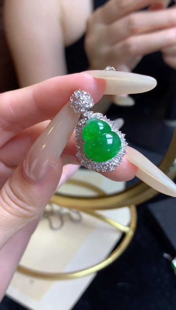 颈饰18K金镶嵌翡翠翡翠葫芦