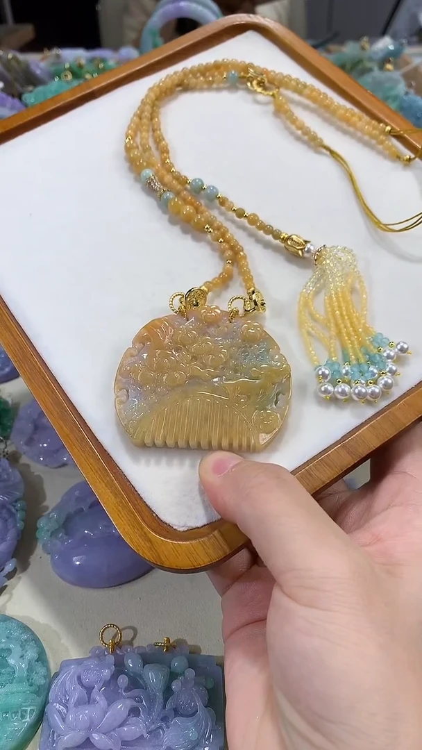 颈饰未镶嵌翡翠吊坠