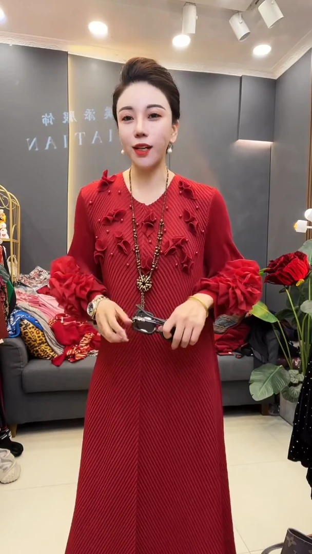 聚酯纤维（涤纶）红色 钉珠裙