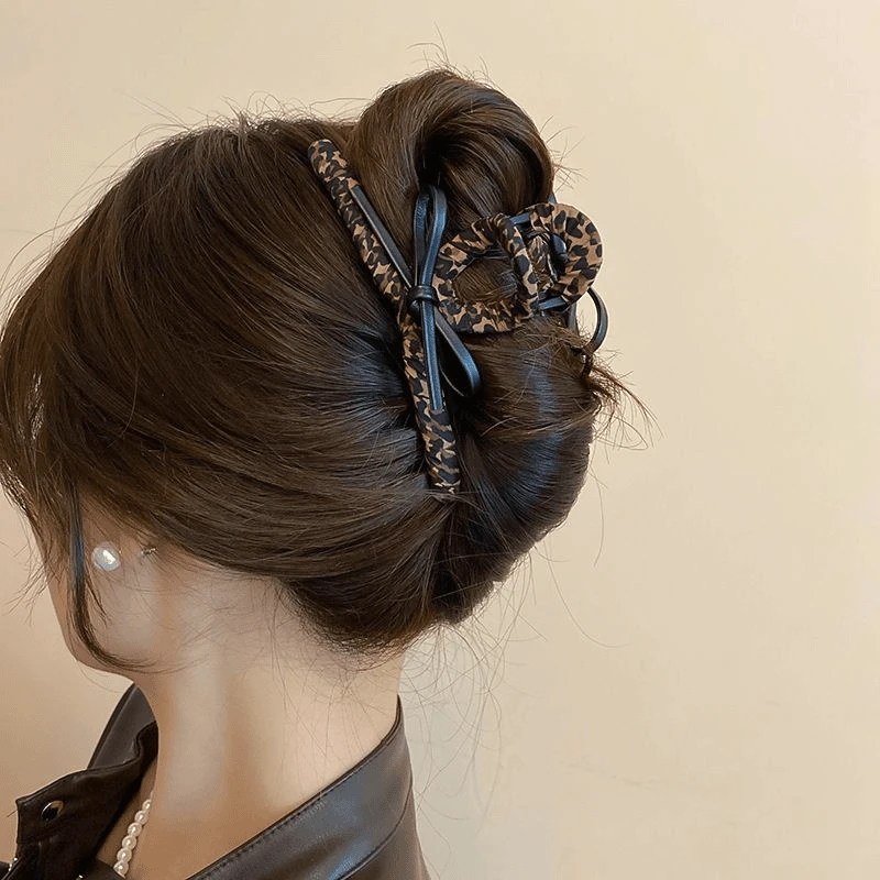 秋冬豹纹蝴蝶结抓夹女2025新款高级感鲨鱼夹后脑勺发夹大号头饰