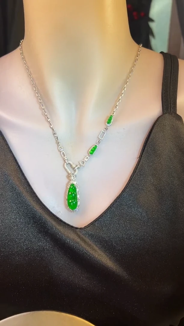 翡翠18K金镶嵌套链帝王绿福豆吊坠加项链