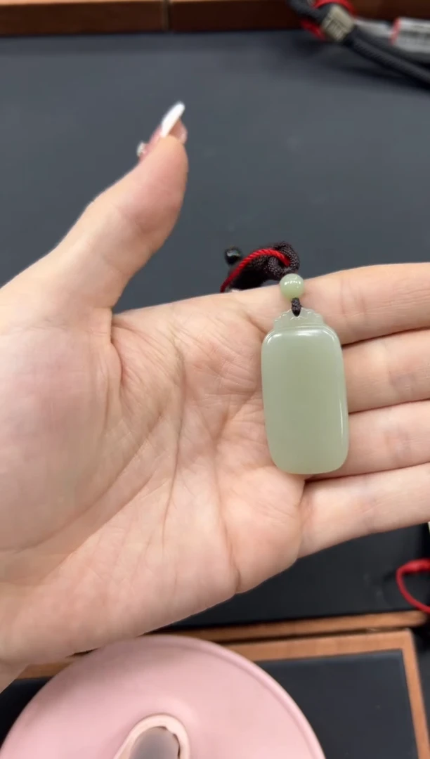 【闪购商品】和田玉吊坠(赠链)未镶嵌且末微色差近矿吊坠L