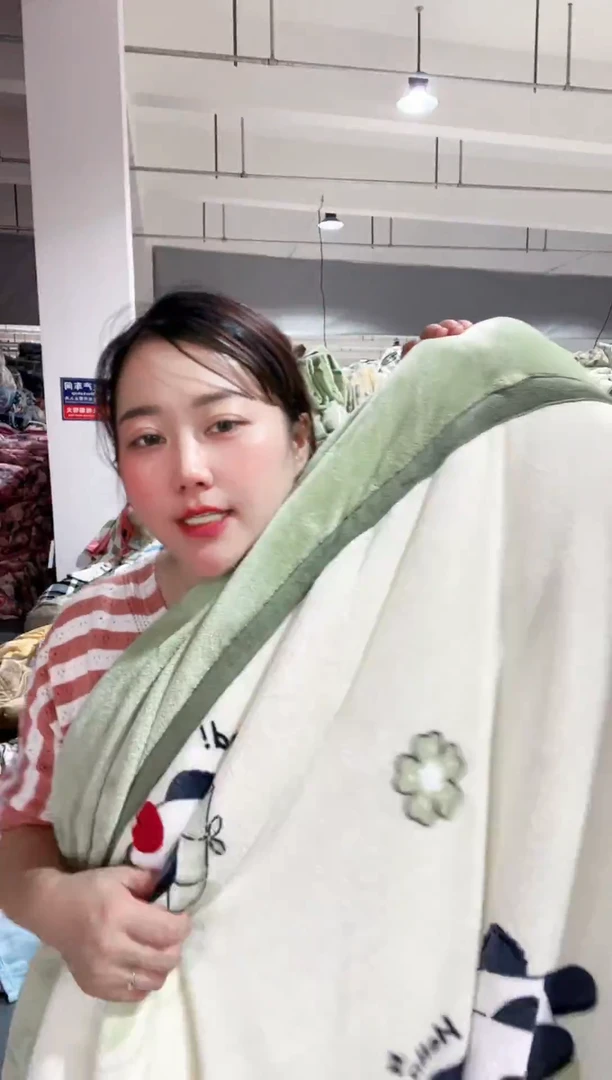 牛奶绒熊猫被子 1.8*2.0米  瑕疵