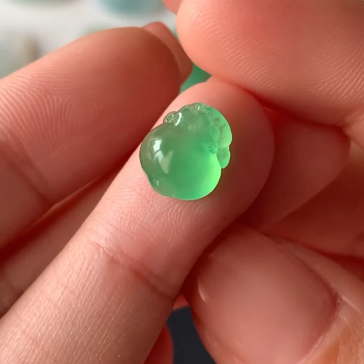 缅甸天然定制翡翠吊坠挂件