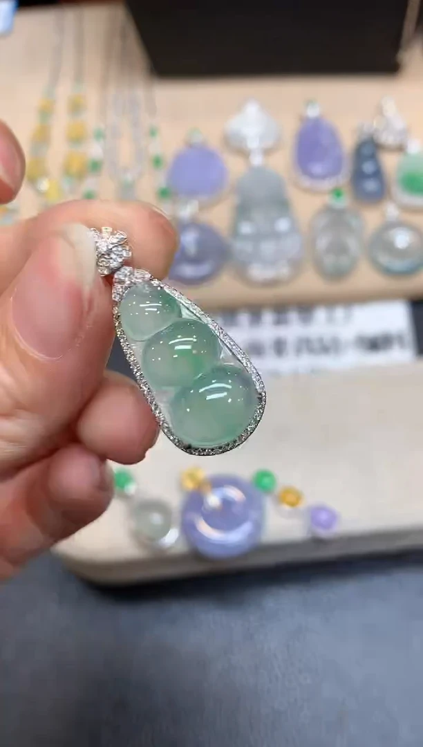 颈饰18K金镶嵌翡翠福豆【无服务费