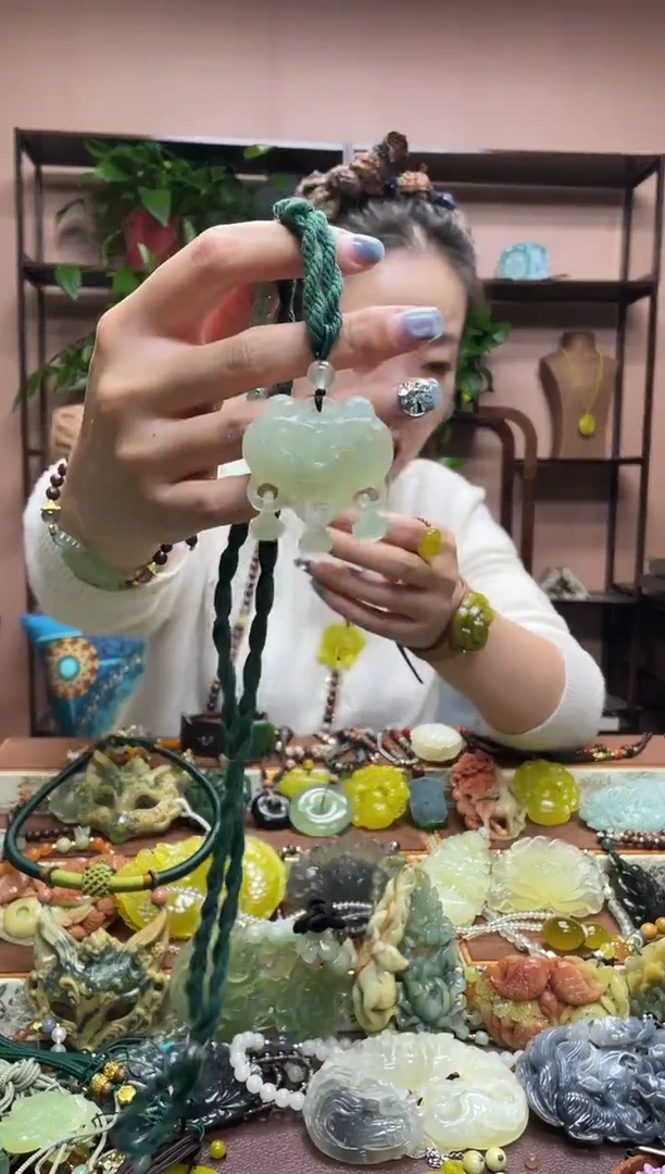 未镶嵌岫玉颈饰·5