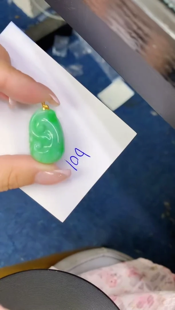 翡翠18K金镶嵌颈饰缅甸天然翡翠A货