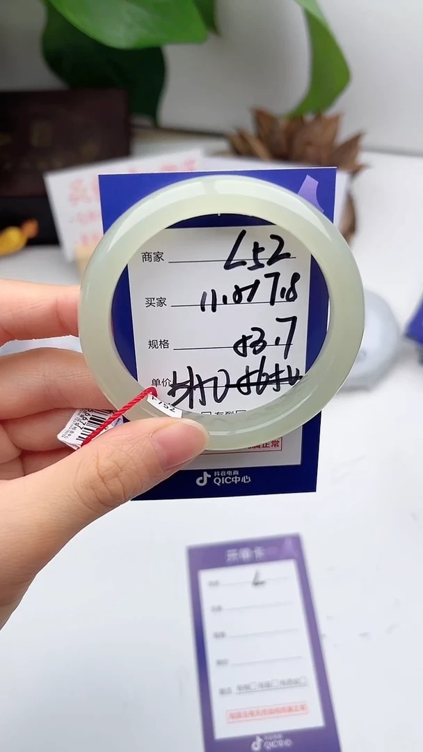 和田玉手镯未镶嵌大****头微色差L52