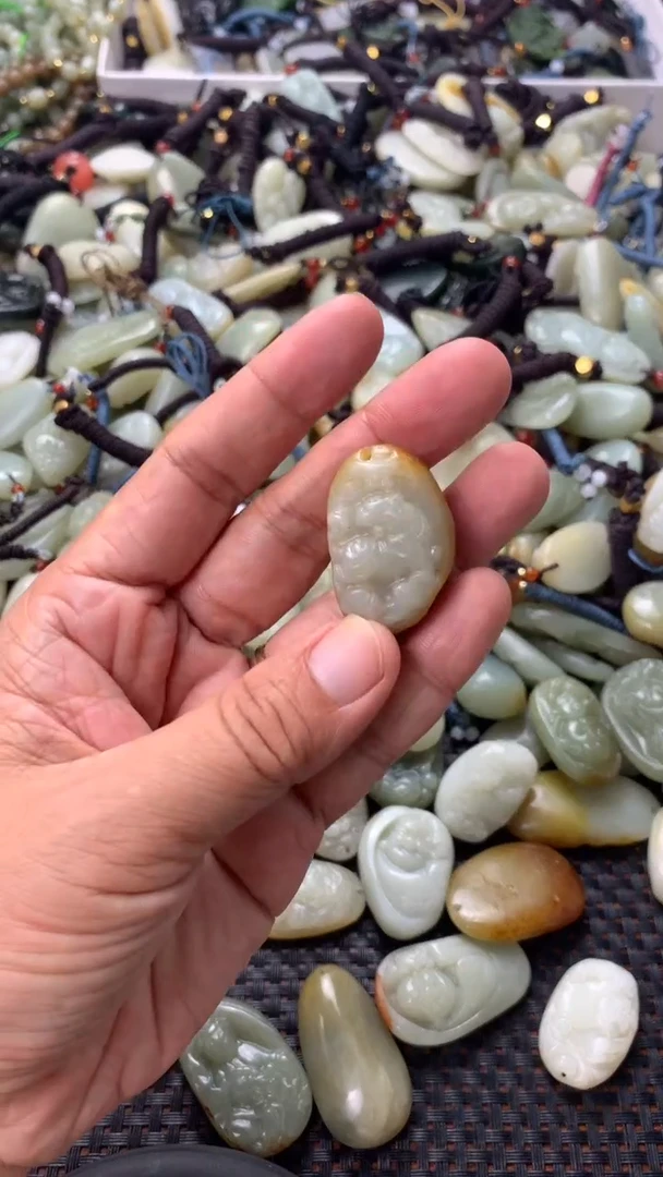 和田玉未镶嵌颈饰（多样性发一件）没有证书有瑕