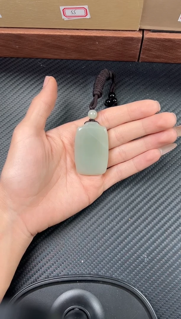 吊坠(赠链)未镶嵌和田玉小*且末近矿微色差吊坠