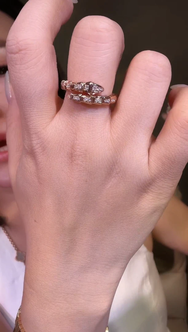 18K金镶嵌戒指钻石满钻蛇戒指