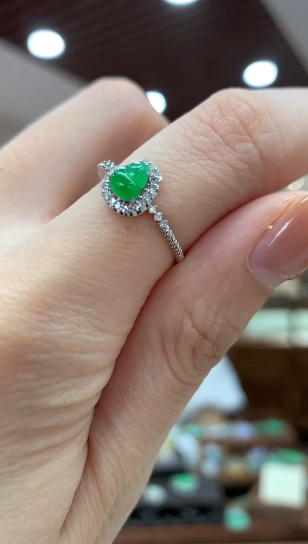 翡翠戒指18K金镶嵌戒指