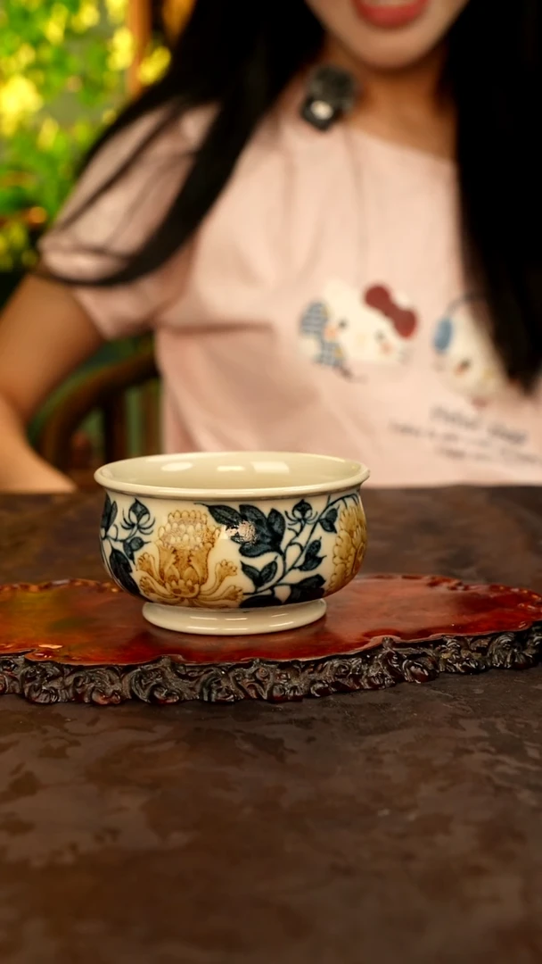 青花手绘花卉主人杯