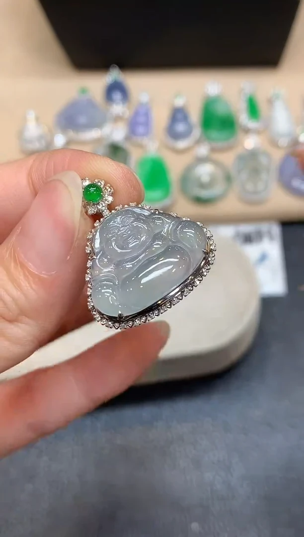 颈饰18K金镶嵌翡翠佛公【无服务费