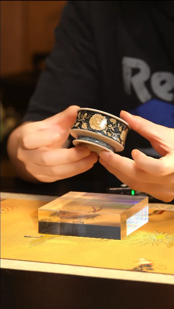 Q立勤堂青花釉里金蓝金四象牡丹杯