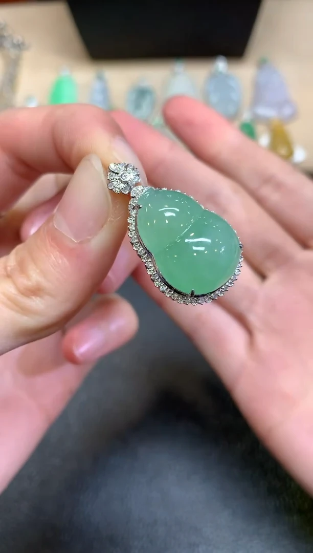 【闪购商品】翡翠颈饰18K金镶嵌葫芦【无服务费】