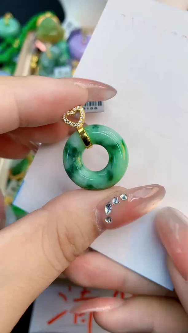 翡翠未镶嵌颈饰1