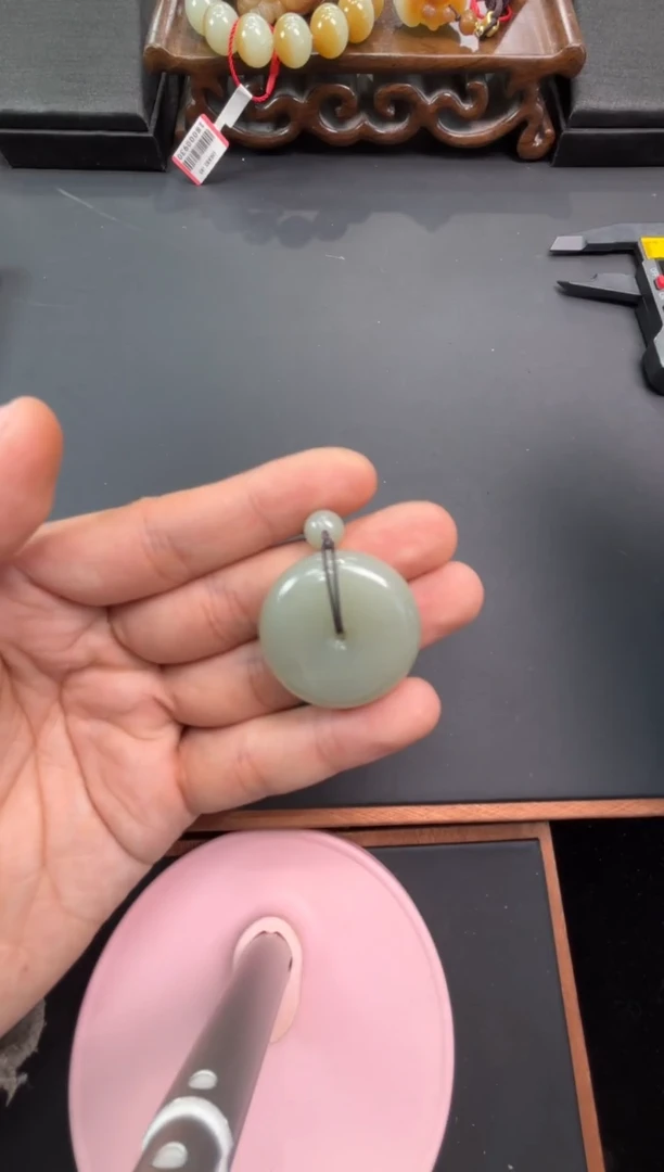 【闪购商品】和田玉吊坠(赠链)未镶嵌且末微色差近矿吊坠