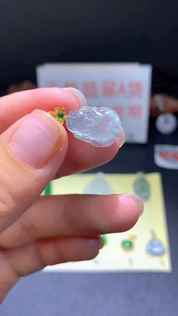 翡翠18K金镶嵌颈饰翡翠吊坠