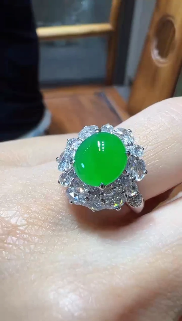 翡翠戒指18K金镶嵌蛋面