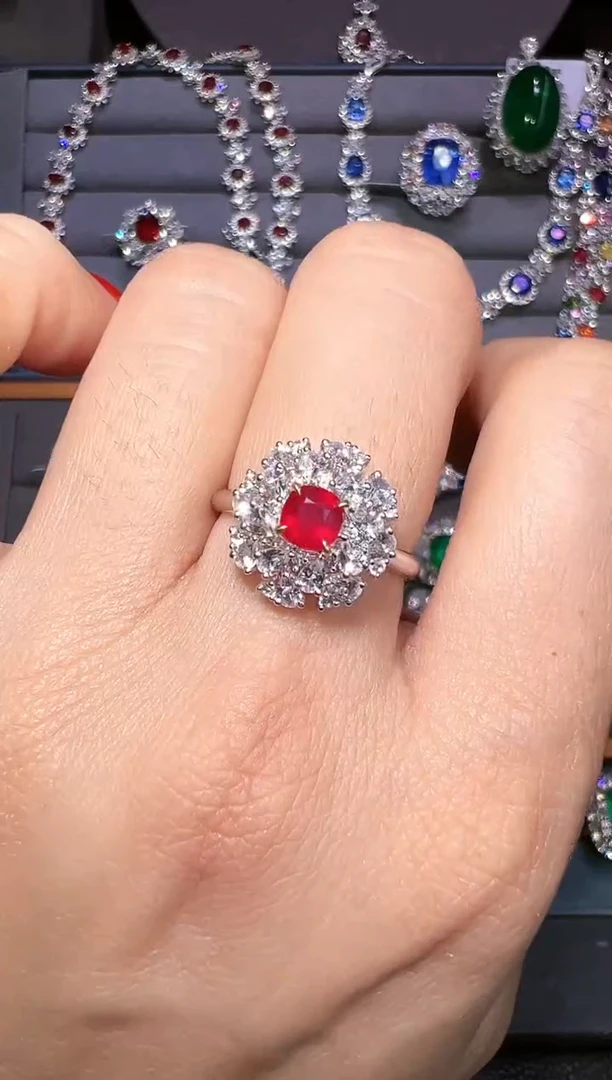 18K金镶嵌戒指红宝石