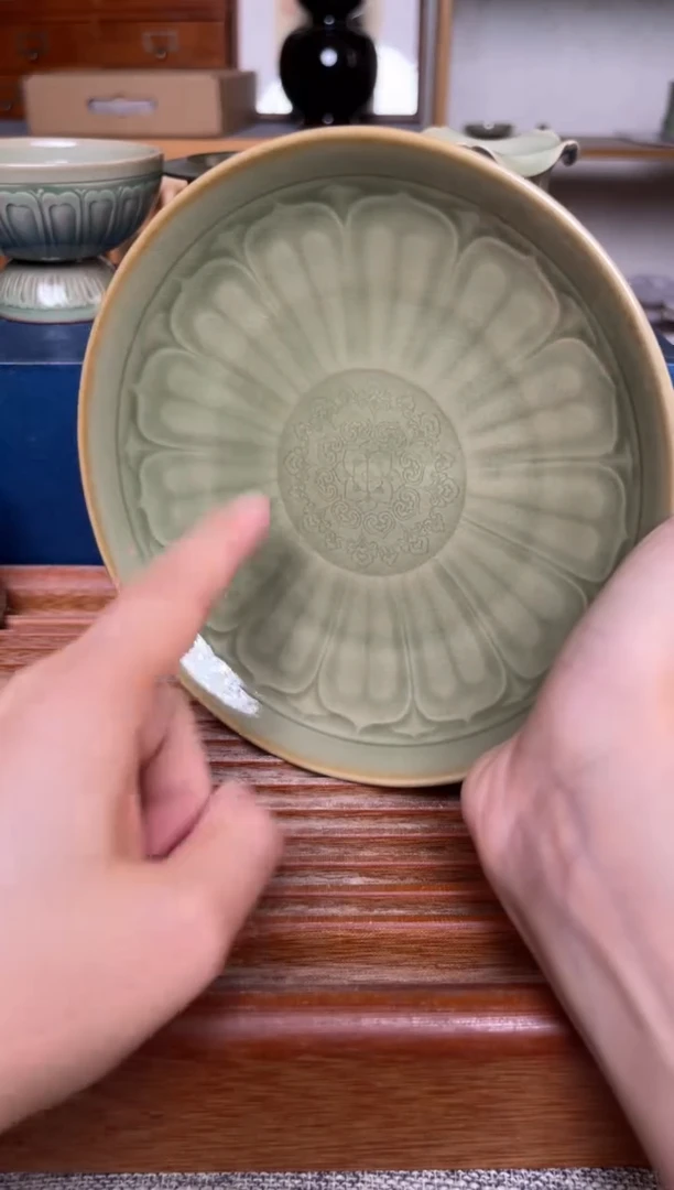 瓷器耀州窑青釉莲瓣盘 微瑕