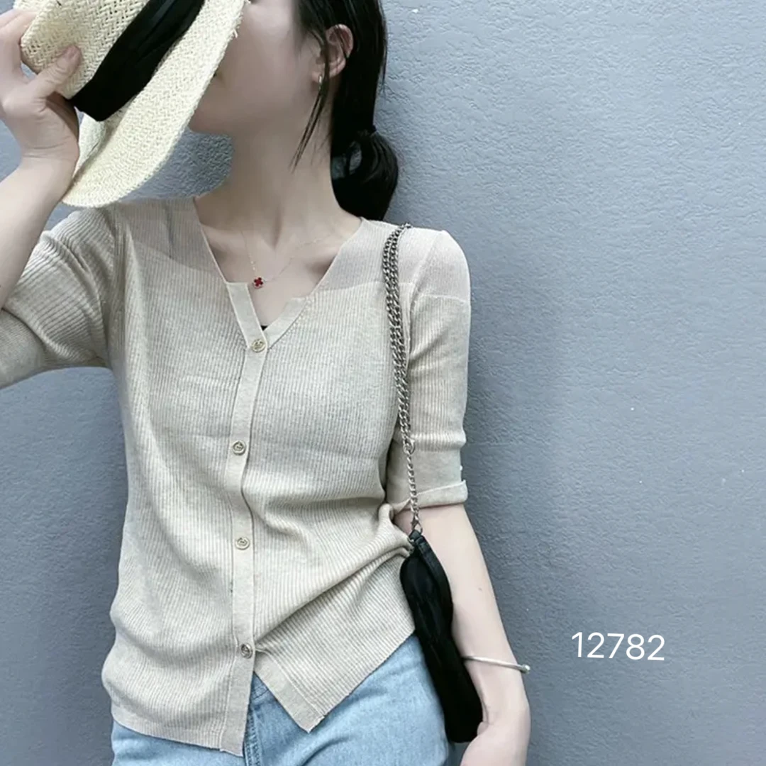 12782（部分无水洗唛，介意慎拍）WANGDAN新款V领假扣子纯色短袖