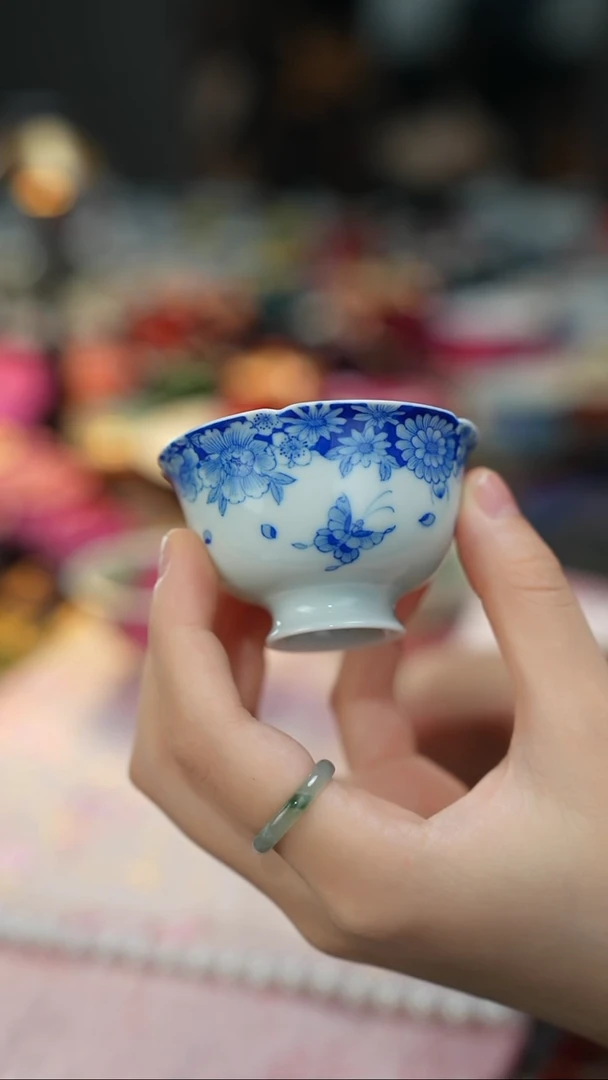 景德镇手工手绘青花花卉蝴蝶高脚杯