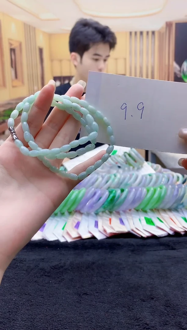 翡翠未镶嵌颈饰多样性发其一