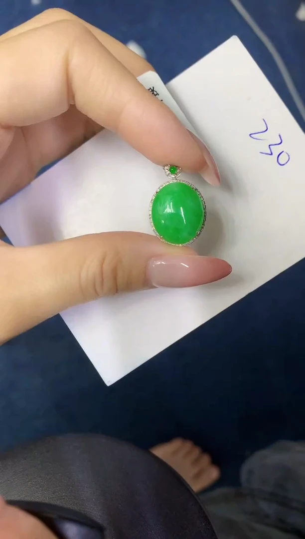 翡翠18K金镶嵌颈饰缅甸天然翡翠A货