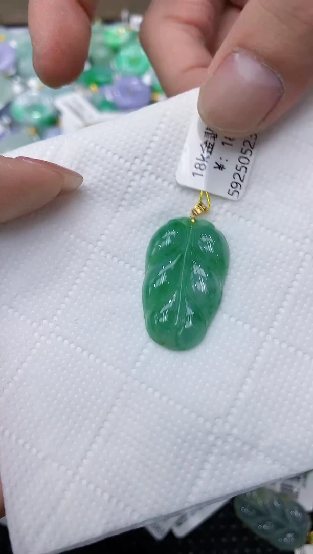 翡翠18K金镶嵌颈饰111111111