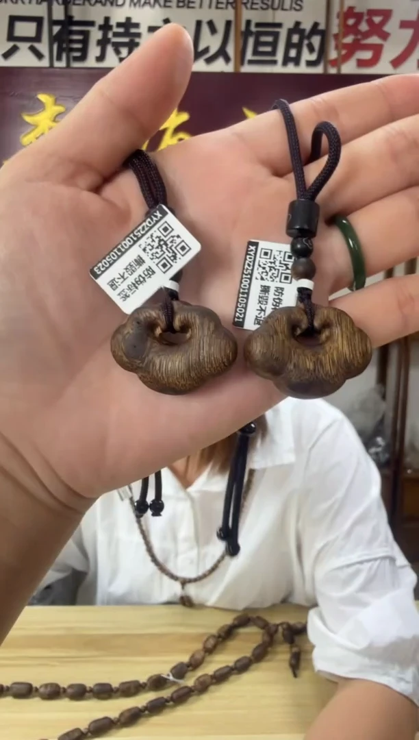 沉香手串墨绿雕刻吊坠多样性发货一条