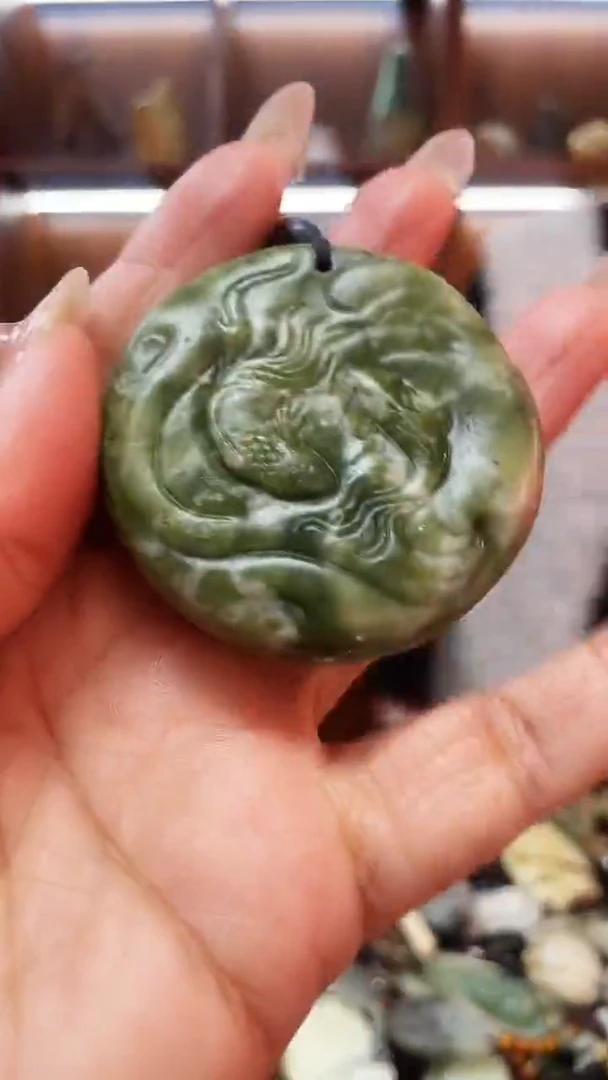 未镶嵌蛇纹石玉吊坠