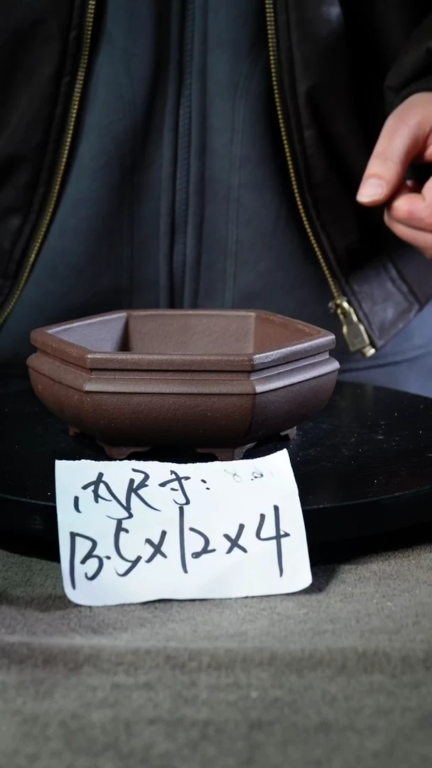 A宜兴紫砂小花盆