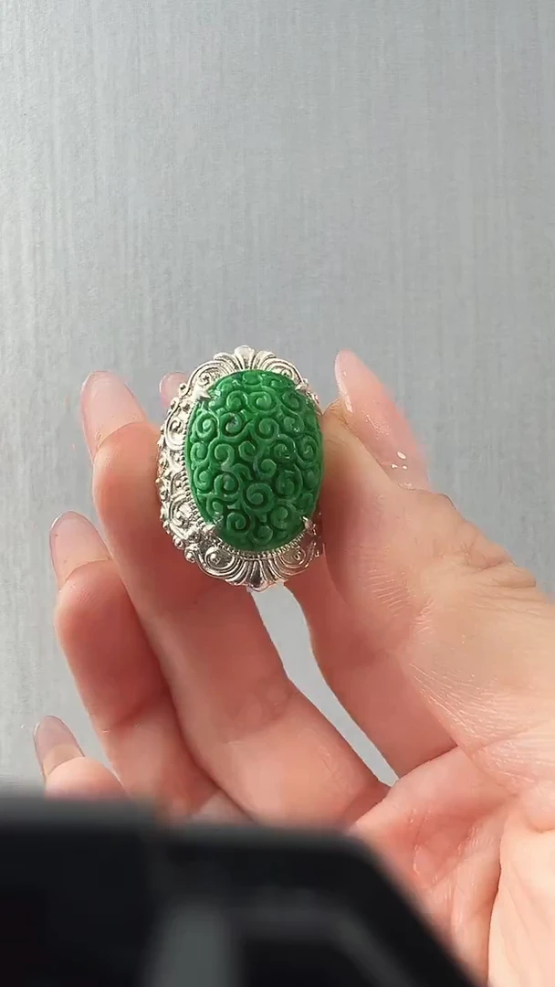 颈饰未镶嵌翡翠戒指