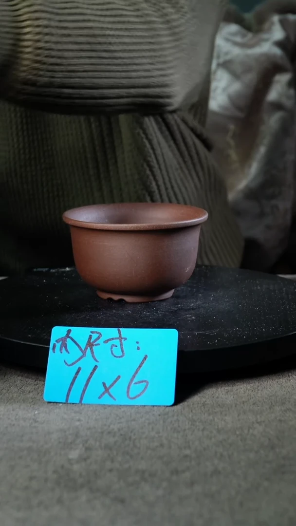 A宜兴紫砂小花盆