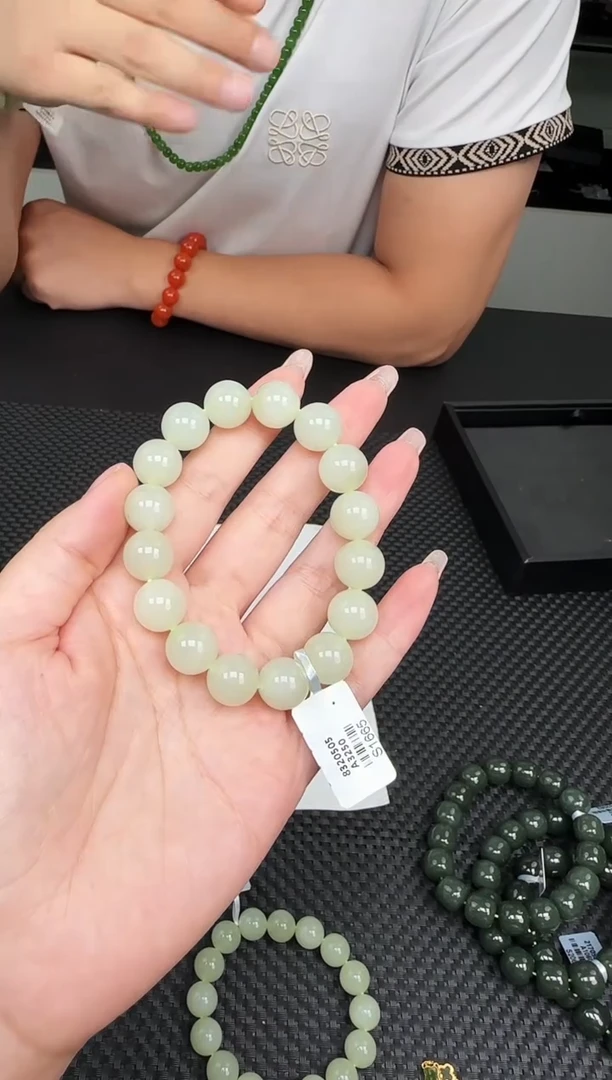 未镶嵌手串和田玉一条，约12mm，多样性发一件