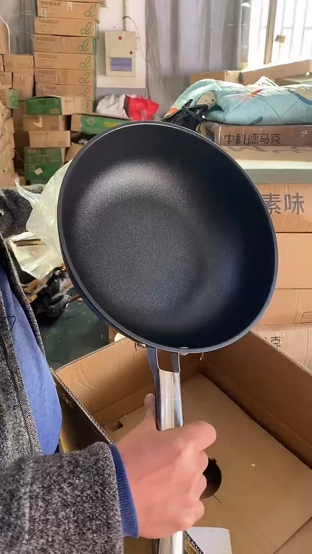1色马克磐石炒锅30有盖 有瑕疵