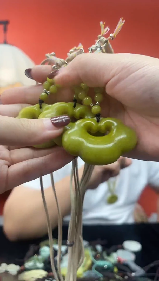 未镶嵌岫玉吊坠b**s`