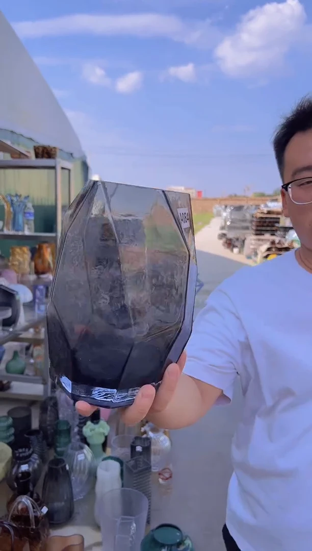 玻璃可插鲜花用于客厅装饰