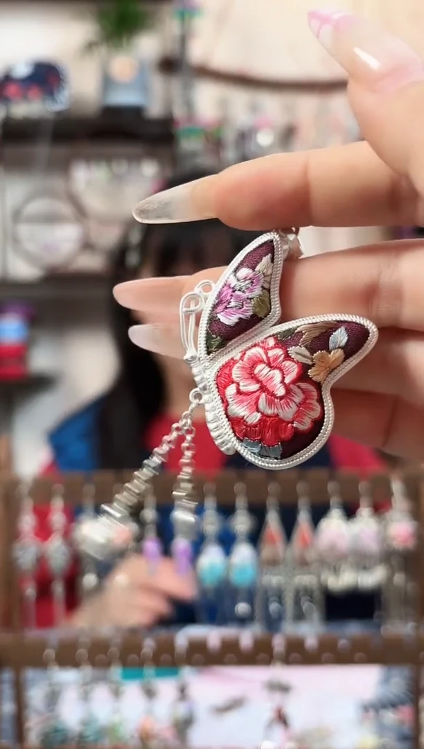 织绣民族风非遗老绣饰品060