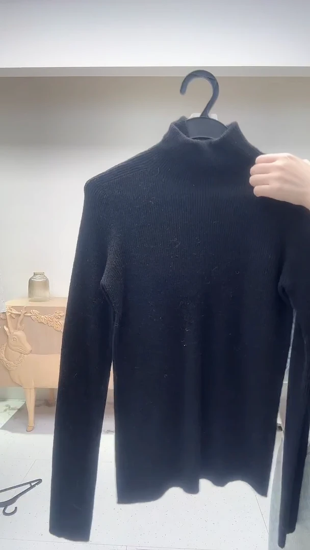 黑色高领修身羊毛打底衫