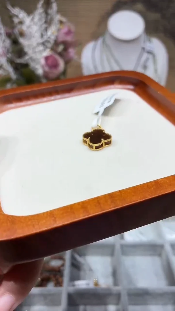 无铁合金珀四叶草吊坠